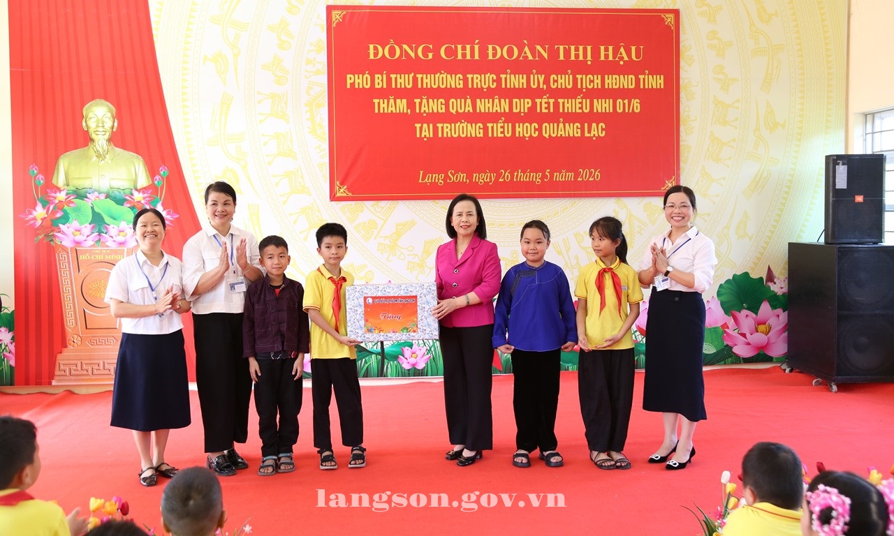 Đồng chí Đoàn Thị Hậu, Phó Bí thư Thường trực Tỉnh ủy, Chủ tịch HĐND tỉnh thăm, tặng quà Tết Thiếu nhi tại Trường Tiểu học Quảng Lạc