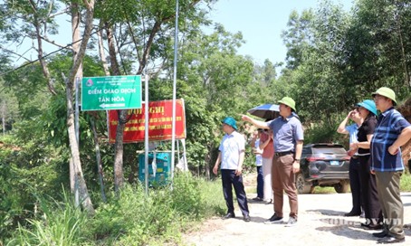 Đồng chí Nguyễn Cảnh Toàn, Chủ tịch UBND tỉnh thị sát cơ sở hạ tầng, du lịch xã Thiện Long và xã Bắc Sơn
