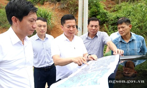 Đồng chí Đinh Hữu Học, Uỷ viên Ban Thường vụ Tỉnh ủy,  Phó Chủ tịch Thường trực UBND tỉnh khảo sát dự án Cải tạo, nâng cấp đường Bến Bắc - Khuổi Mạ - Khánh Khê
