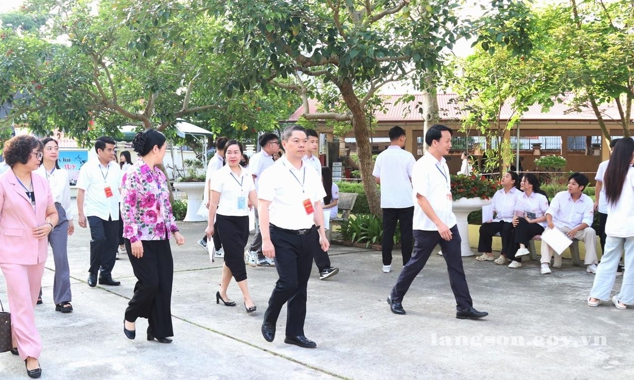 Đồng chí Đoàn Thanh Sơn, Phó Chủ tịch UBND tỉnh, Trưởng Ban Chỉ đạo cấp tỉnh Kỳ thi tốt nghiệp THPT năm 2026 kiểm tra công tác coi thi Kỳ thi tốt nghiệp THPT năm 2026