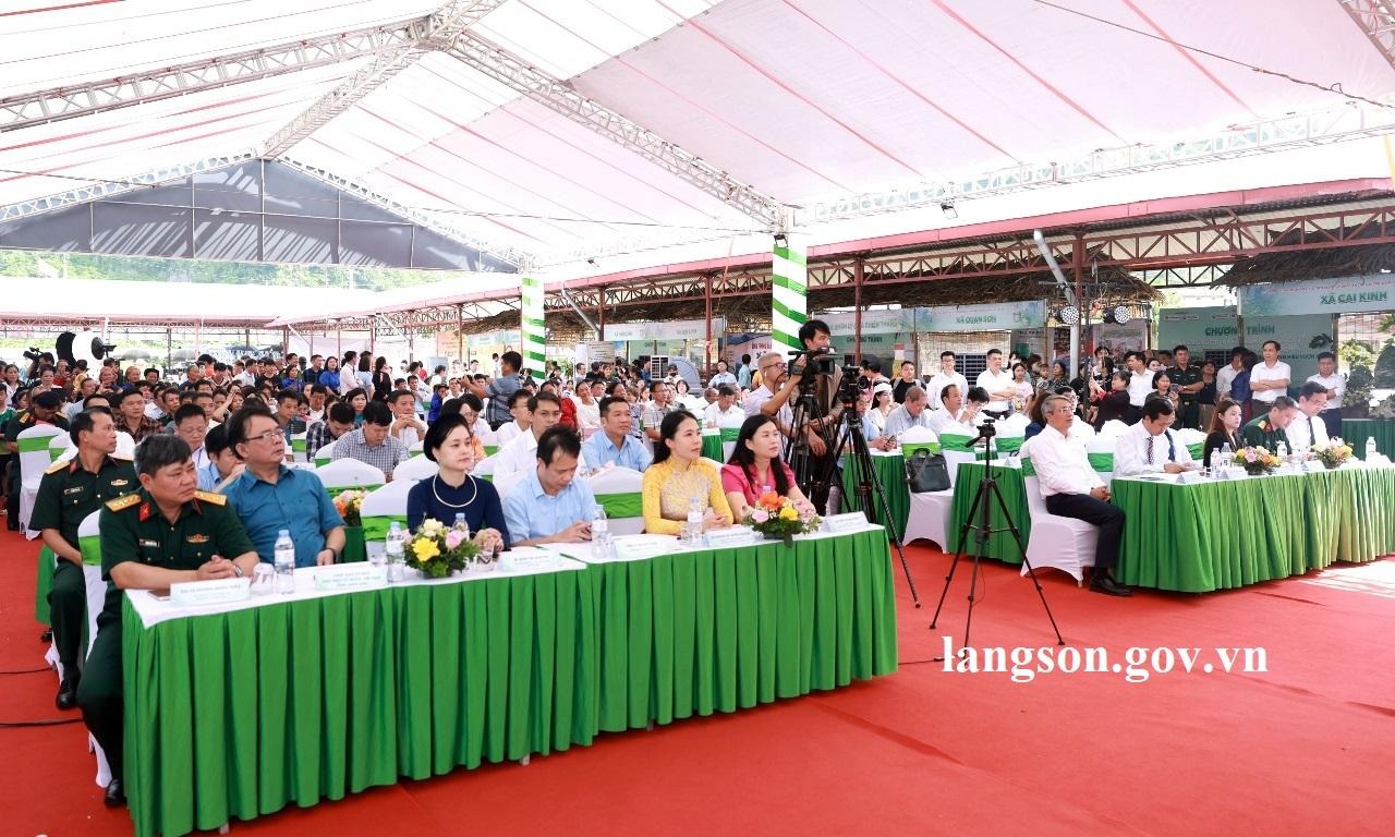 Đồng chí Trần Thanh Nhàn, Phó Chủ tịch UBND tỉnh dự khai mạc chương trình quảng bá, xúc tiến tiêu thụ nông sản chủ lực Lạng Sơn