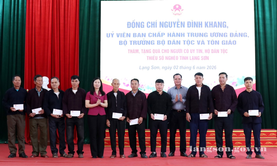 Bộ trưởng Bộ Dân tộc và Tôn giáo khảo sát, thăm tặng quà tại một số xã trên địa bàn tỉnh